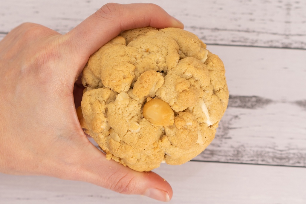 Macadamia White Chocolate Cookie